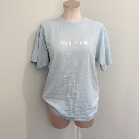 🌷 Obey Worldwide T Shirt Size Medium Baby Blue Spell Out - Picture 1 of 11